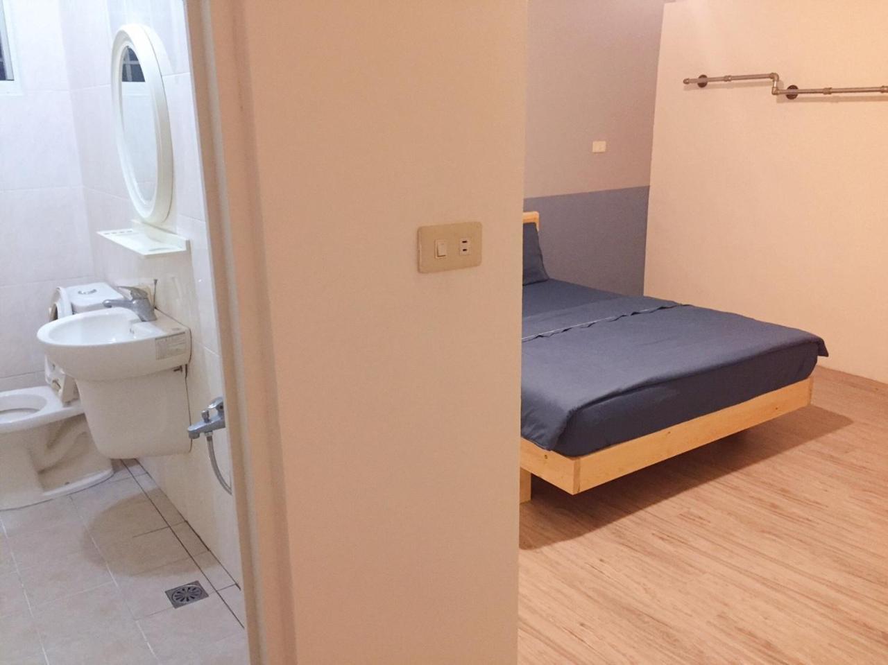 巷弄內的老宅 Hotell Pingtung Exteriör bild